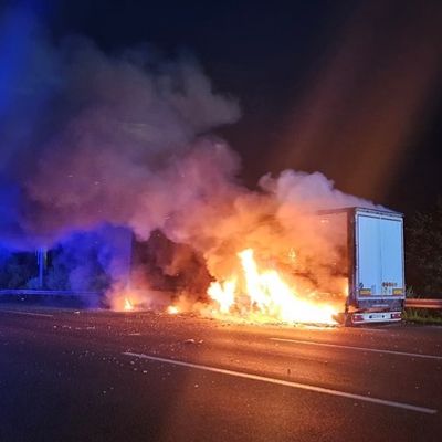 FW Helmstedt: Lkw Auflieger brennt auf Autobahn