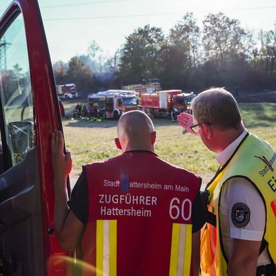 Feuerwehr MTK: Vegetationsbrand in Hattersheim nach rund 18 Stunden beendet - Brandwache musste in der Nacht weitere Brandnester ablöschen