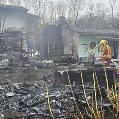 FW-Heiligenhaus: Gartenlaube in Kleingartenanlage brennt - Feuerwehr verhindert Übergreifen auf weiteres Gebäude