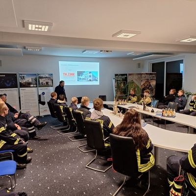 FFW Bergen: ELW-Gruppe der Stadtfeuerwehr Bergen führt Objektkunde durch