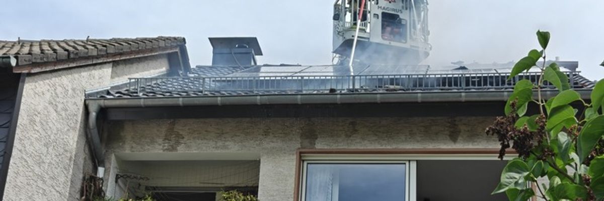 FW-RS: Dachstuhlbrand in einem Reihenhaus