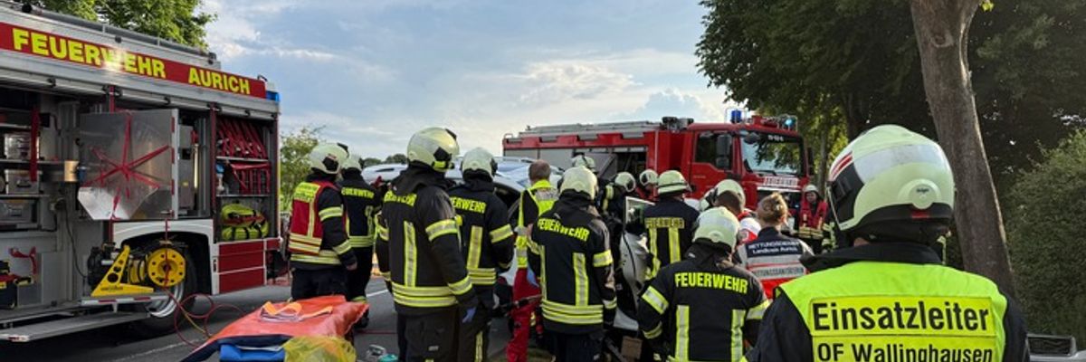 FW-AUR: Fahrerin nach Kollision mit Baum aus PKW geschnitten