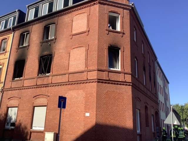 FW-GE: Brand in Mehrfamilienhaus an der Almastraße