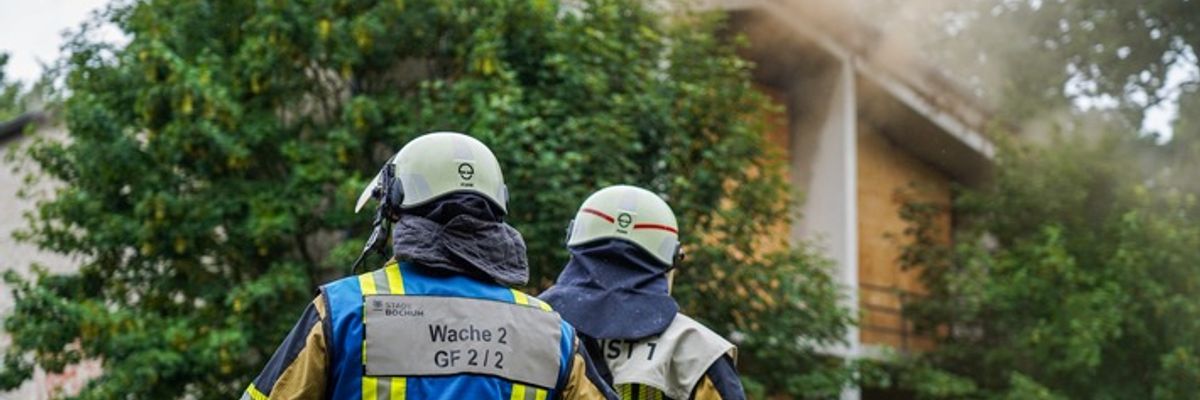 FW-BO: Rauchentwicklung in ehemaligem Schulgebäude - Feuer im ersten Obergeschoss zügig gelöscht