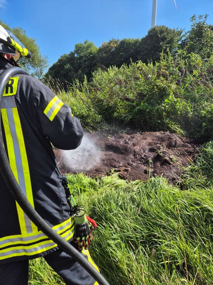 FFW Schiffdorf: Feuerwehr kann Ausbreitung verhindern - Angler setzt Notruf ab