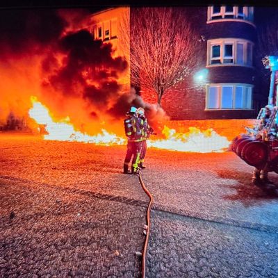FW Datteln: Erneut brennende Mülltonnen am Comenius Gymnasium Datteln