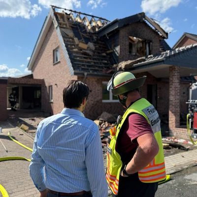 FW-WRN: Feuerwehr beendet aufwändigen Brandeinsatz an der Lessingstraße nach knapp 24 Stunden