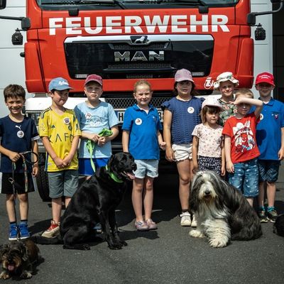 FW-AR: Vierbeiniger Besuch begeistert die Kinderfeuerwehr Bruchhausen-Niedereimer