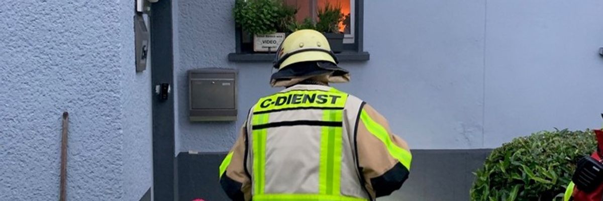 FW-GLA: Brennende Spülmaschine auf der Strickholtstraße - Feuerwehr verhindert Schlimmeres