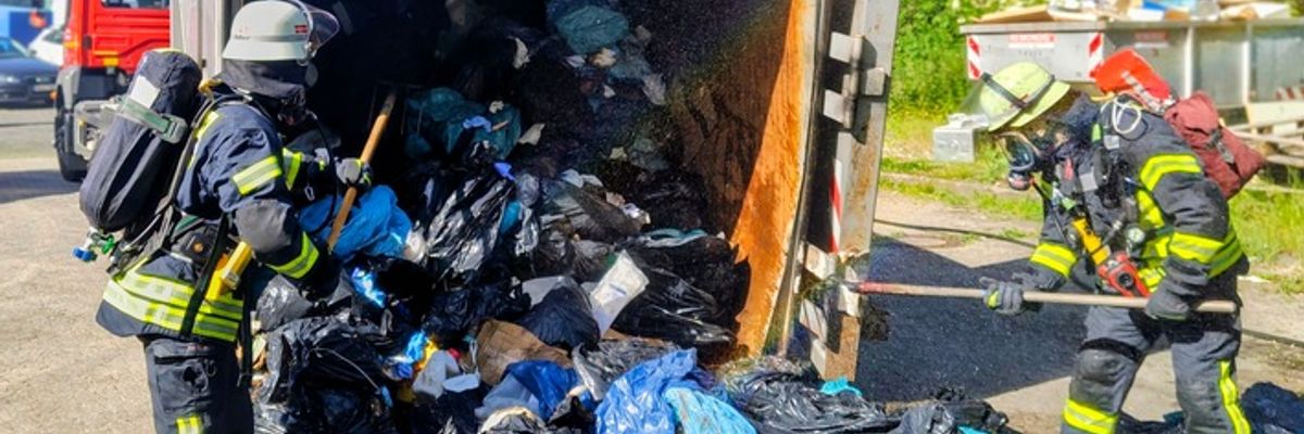 FW-BN: Brand in Müllpresse führt zu kräftezehrendem Löscheinsatz