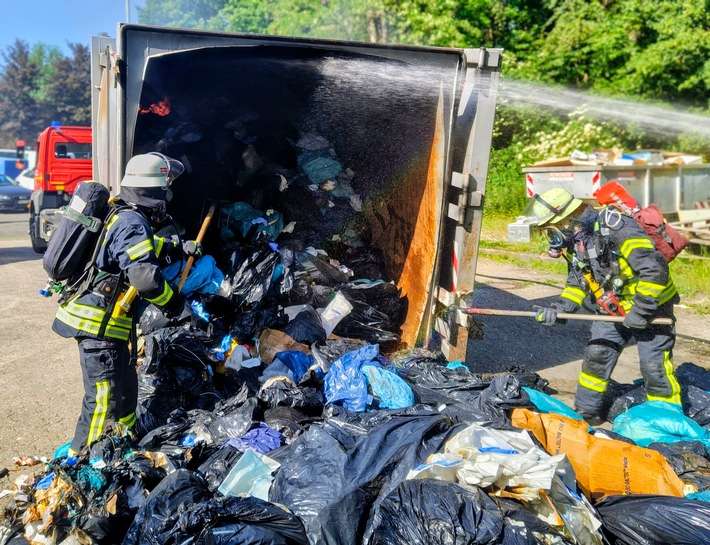 FW-BN: Brand in Müllpresse führt zu kräftezehrendem Löscheinsatz