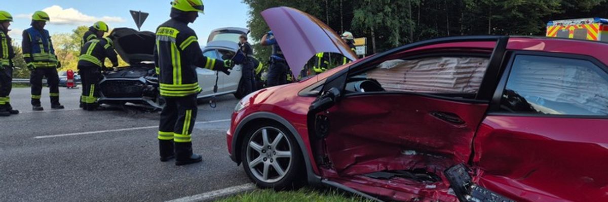 FW VG Westerburg: Zusammenstoß im Kreuzungsbereich - PKW-Insassen kommen mit dem Schrecken davon