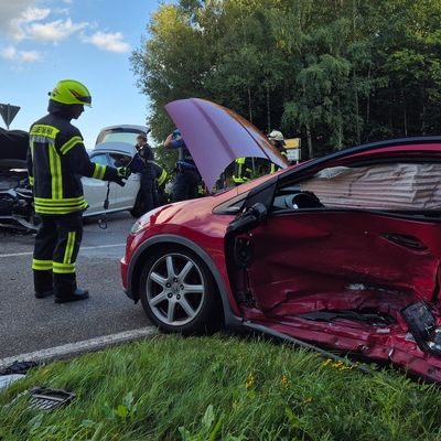 FW VG Westerburg: Zusammenstoß im Kreuzungsbereich - PKW-Insassen kommen mit dem Schrecken davon