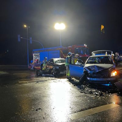 FF Bad Salzuflen: Drei Verletzte bei schwerem Verkehrsunfall auf Hauptkreuzung / Rudolph-Brandes-Allee für rund eine Stunde am Mittwochabend gesperrt