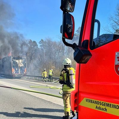 FW VG Asbach: LKW-Brand auf der A3 führt zu langem Rückstau / Unfall am Stauende