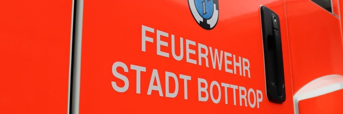 FW-BOT: Arbeitsunfall bei Dachdeckerarbeiten an der Zeppelinstraße