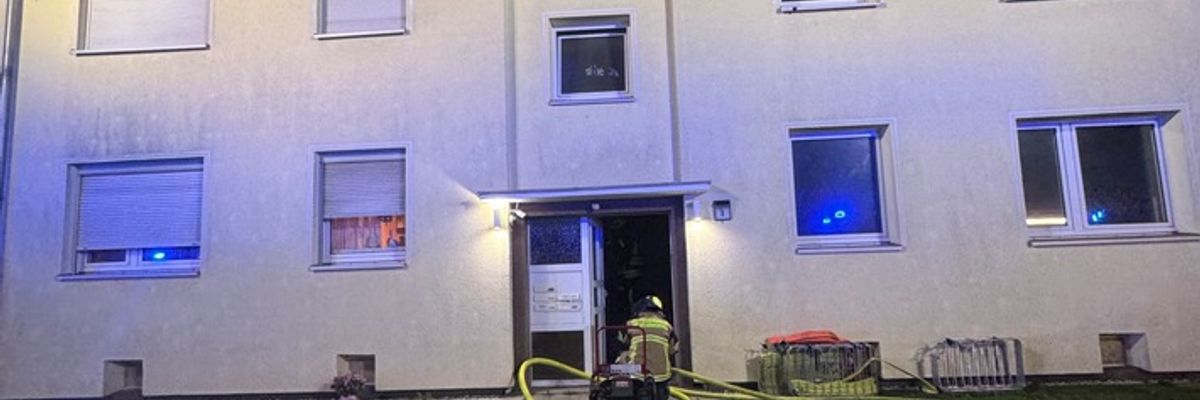 FW-GE: Brand in einem Mehrfamilienhaus in Gelsenkirchen-Hassel: Vier Personen nach nächtlichem Einsatz im Krankenhaus