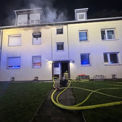 FW-GE: Brand in einem Mehrfamilienhaus in Gelsenkirchen-Hassel: Vier Personen nach nächtlichem Einsatz im Krankenhaus