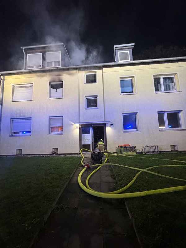 FW-GE: Brand in einem Mehrfamilienhaus in Gelsenkirchen-Hassel: Vier Personen nach nächtlichem Einsatz im Krankenhaus