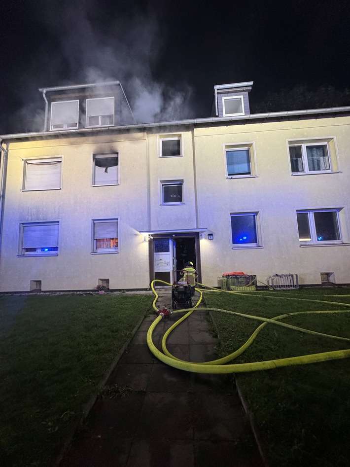 FW-GE: Brand in einem Mehrfamilienhaus in Gelsenkirchen-Hassel: Vier Personen nach nächtlichem Einsatz im Krankenhaus