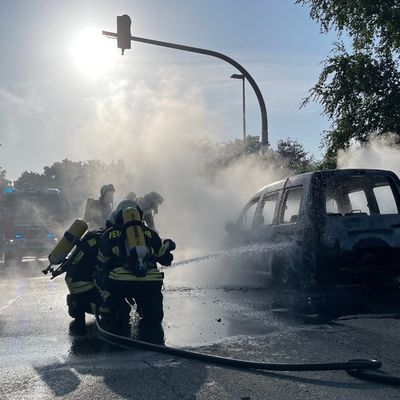FW-AUR: Erdgasfahrzeug brennt aus