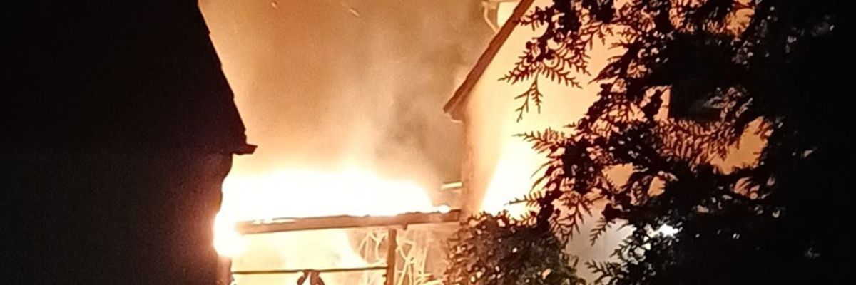 FW Ratingen: Carportbrand in Ratingen-Lintorf