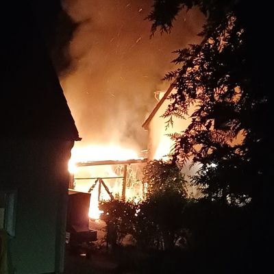 FW Ratingen: Carportbrand in Ratingen-Lintorf