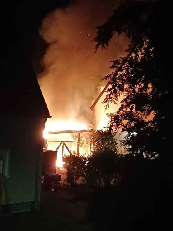 FW Ratingen: Carportbrand in Ratingen-Lintorf