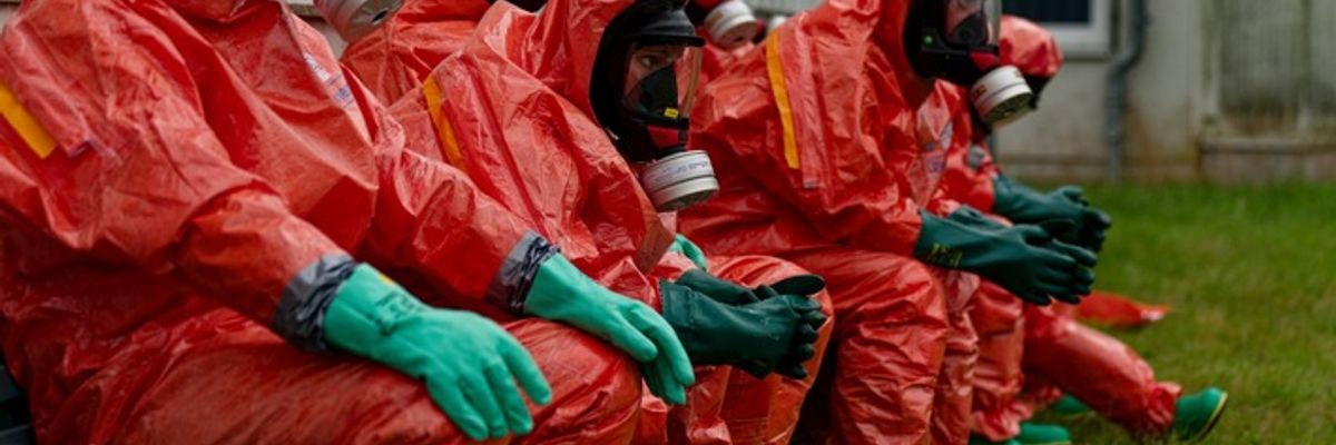 FW Lüchow-Dannenberg: +++ Großeinsatz bei Industrieunternehmen in Dannenberg +++ Feuerwehr kämpft stundenlang gegen Gefahrstoffaustritt +++