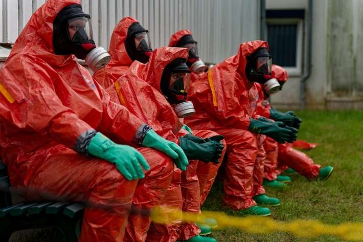 FW Lüchow-Dannenberg: +++ Großeinsatz bei Industrieunternehmen in Dannenberg +++ Feuerwehr kämpft stundenlang gegen Gefahrstoffaustritt +++
