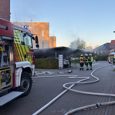 FW-AUR: Brennende Autos greifen auf Unterstand über