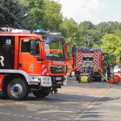 FW-E: Ammoniakaustritt aus LKW - Feuerwehr im Großeinsatz