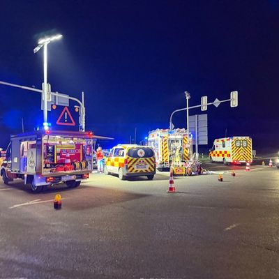 FW Weinheim: Drei Fahrzeuge kollidieren auf der Kreuzung B38 / Viernheimer Straße, darunter ein Streifenwagen der Polizei