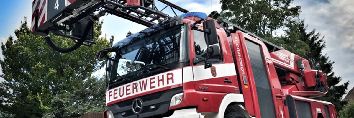 FW-NE: Balkonbrand in Mehrfamilienhaus | Keine Verletzten