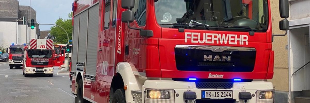 FW-MK: Brennender Badlüfter in Wohnung - acht Personen betroffen