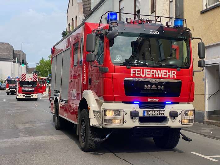 FW-MK: Brennender Badlüfter in Wohnung - acht Personen betroffen