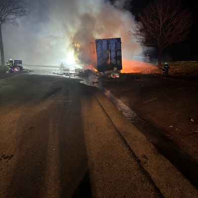 FW-HAAN: LKW-Brand auf dem Rastplatz Höfgen in der Nacht