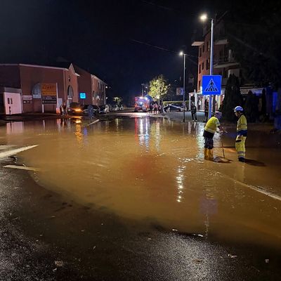 FW Bergheim: Wasserrohrbruch in Quadrath-Ichendorf - Trinkwasserversorgung wiederhergestellt Mehrere Keller vollgelaufen - Feuerwehr bis in die Nacht im Einsatz
