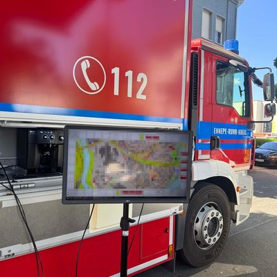 FW-EN: Erstmeldung: Dachstuhlbrand mit Menschenrettung in der Schöntaler Straße - 2 Personen mit Drehleiter gerettet