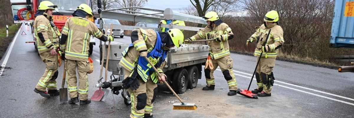FW Pulheim: B59 blockiert: Umgekippter Anhänger und ein missglücktes Wendemanöver