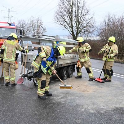 FW Pulheim: B59 blockiert: Umgekippter Anhänger und ein missglücktes Wendemanöver