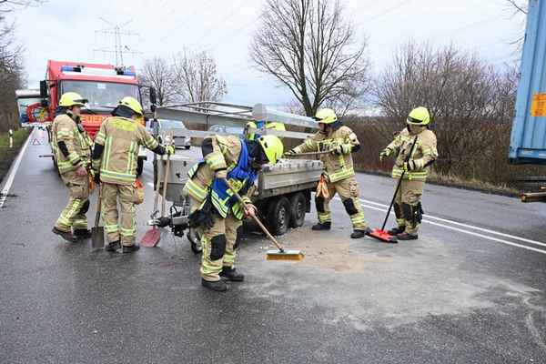 FW Pulheim: B59 blockiert: Umgekippter Anhänger und ein missglücktes Wendemanöver