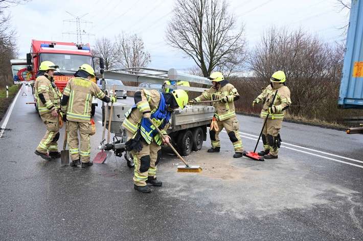 FW Pulheim: B59 blockiert: Umgekippter Anhänger und ein missglücktes Wendemanöver