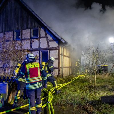 FW Porta Westfalica: 04.12.2025 - Wohnungsbrand in Eisbergen / 1 Person verstorben