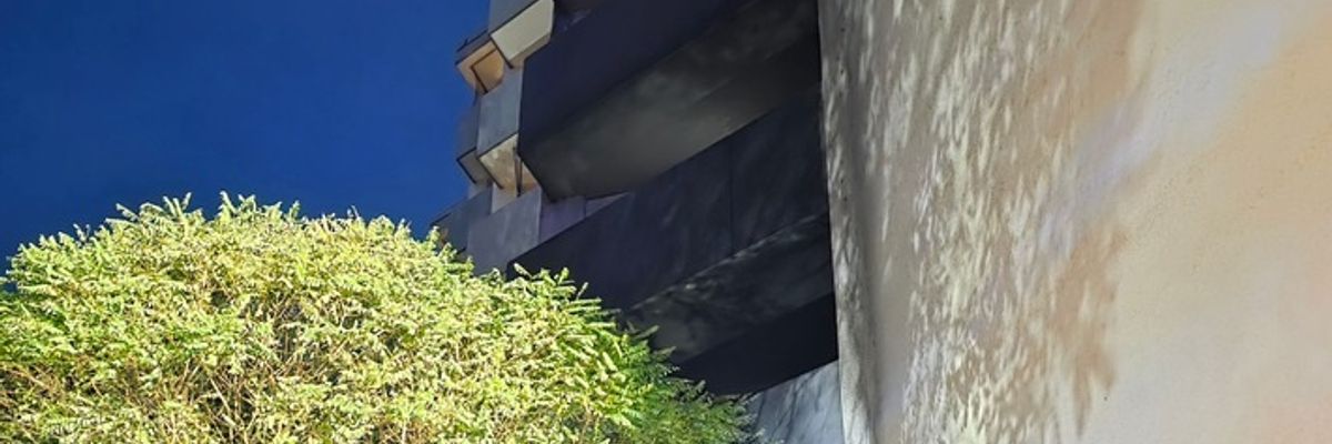 FW Celle: Balkon eines achtgeschossigen Wohngebäudes in Vollbrand - Mehrere Wohnungen verraucht!