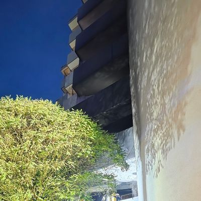 FW Celle: Balkon eines achtgeschossigen Wohngebäudes in Vollbrand - Mehrere Wohnungen verraucht!