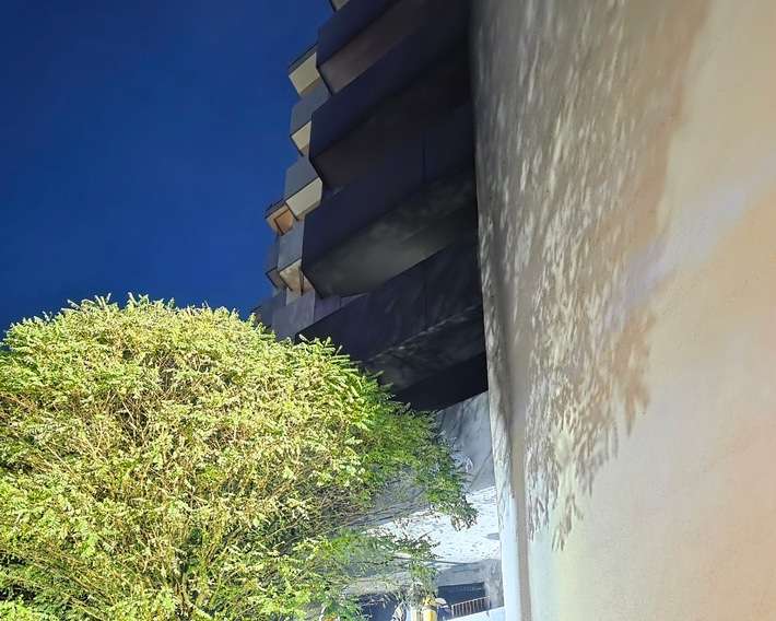 FW Celle: Balkon eines achtgeschossigen Wohngebäudes in Vollbrand - Mehrere Wohnungen verraucht!