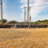 FW-NE: Vegetationsbrand an Bahnstrecke auf der Furth | Feuerwehr löscht brennende Böschung