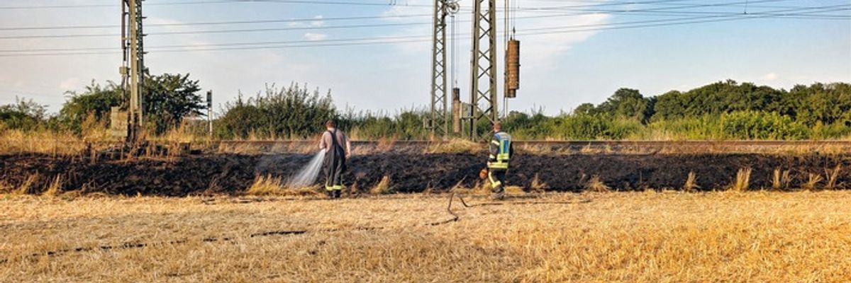 FW-NE: Vegetationsbrand an Bahnstrecke auf der Furth | Feuerwehr löscht brennende Böschung
