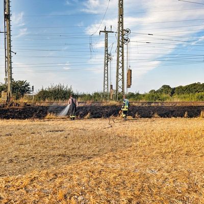 FW-NE: Vegetationsbrand an Bahnstrecke auf der Furth | Feuerwehr löscht brennende Böschung